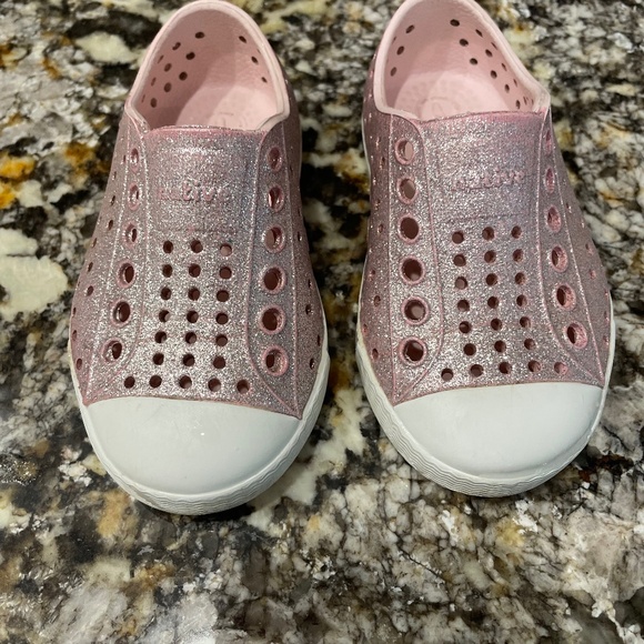 Native Jefferson Bling Shoes in pink size C5 - Picture 1 of 3